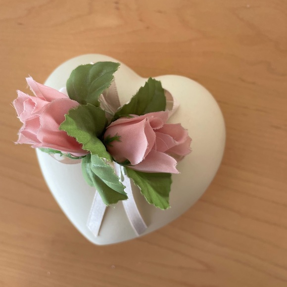 Vintage Schmid 1988 Beige Heart Shaped Trinket Box with Pink Rosette Ornament - Picture 3 of 7